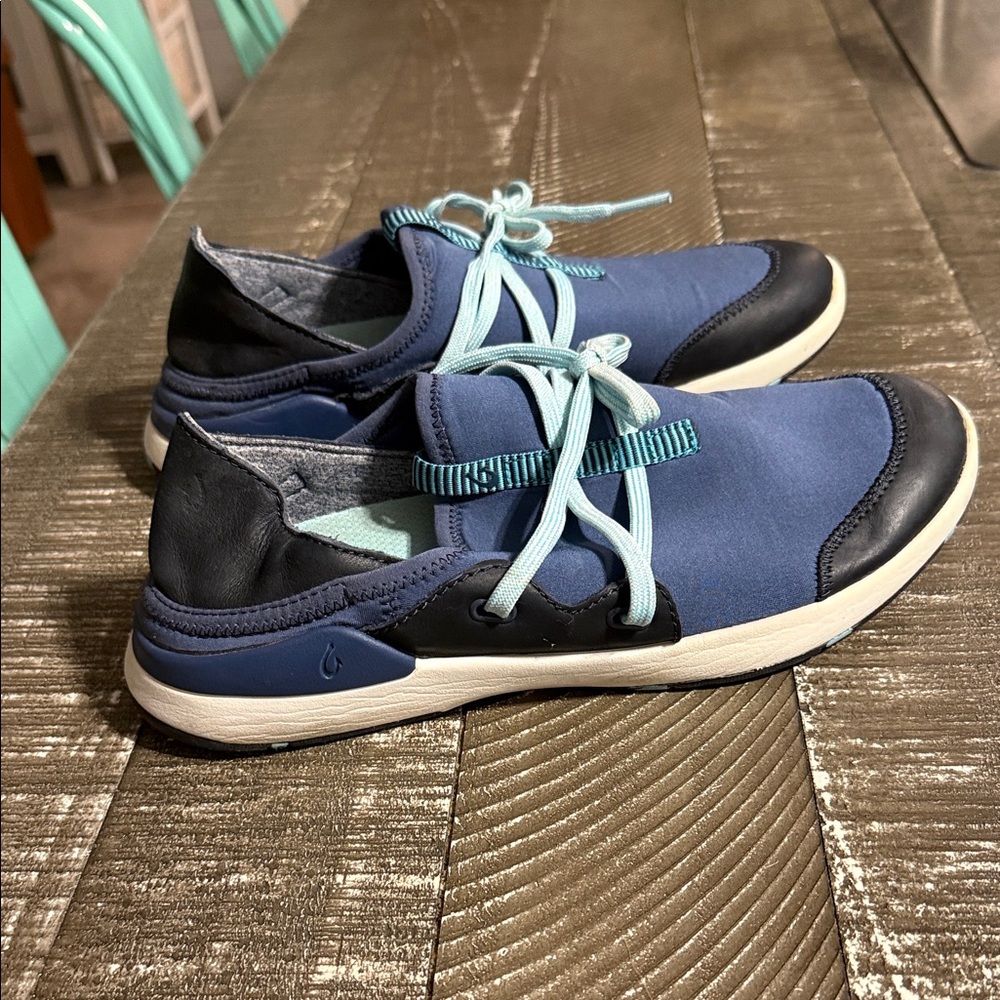 OluKai women’s dark blue and Blue Sneakers